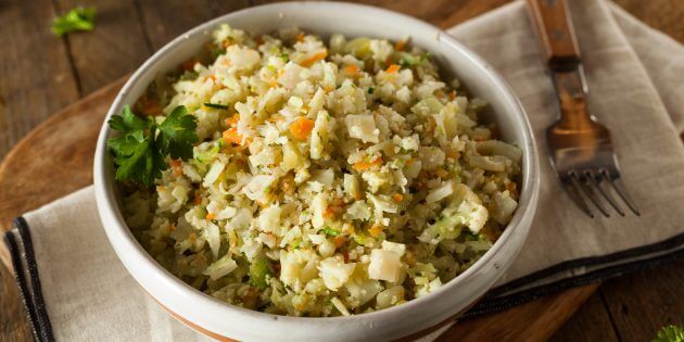 Рецепти дієтичних страв: рис з цвітної капусти з овочами та яйцями