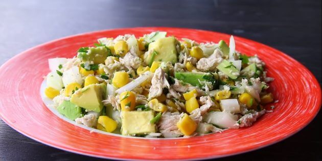 Дієтичні страви: салат з курки з авокадо та кукурудзою