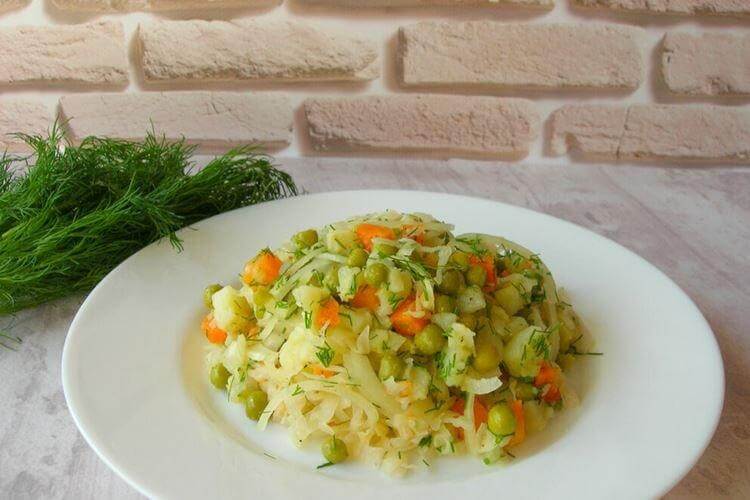 Пісний картопляний салат з квашеною капустою.