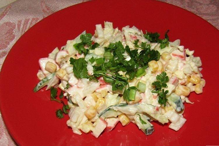 Пісний салат з пекінською капустою та крабовими паличками - рецепти
