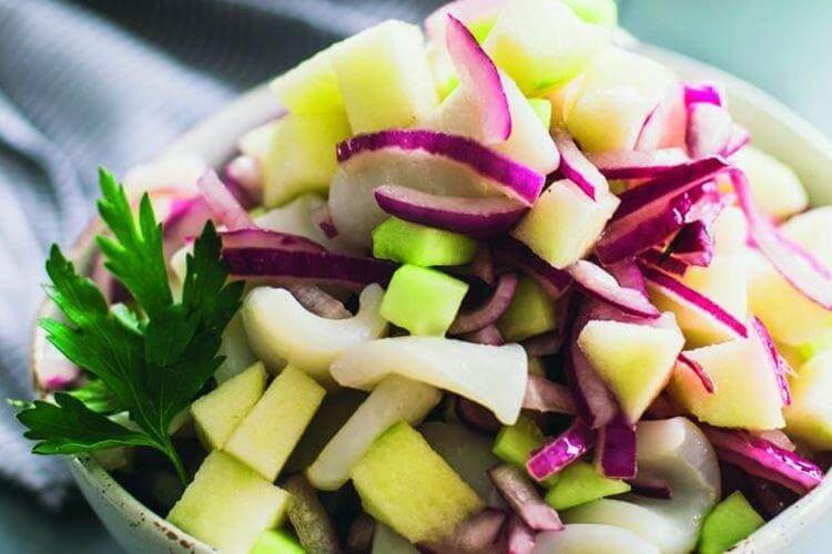 Пісний салат з кальмарами та яблуками - рецепти