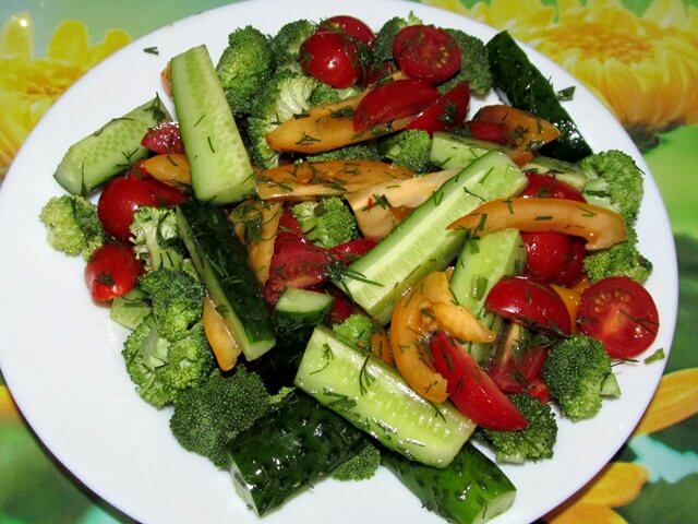 Літній салат з броколі