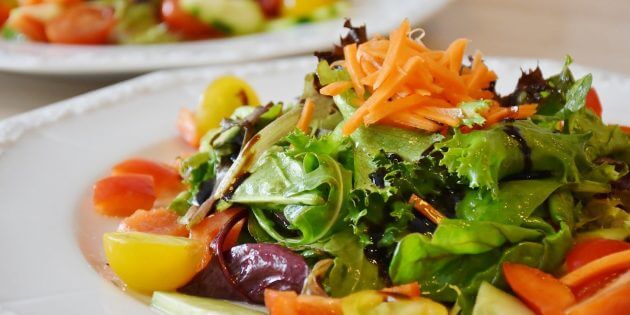 Як схуднути без дієт: додайте до їди салат і їжте його першим