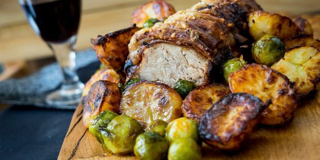 Рецепти вечері на швидку руку: свинячі відбивні з часником, розмарином та брюссельською капустою.