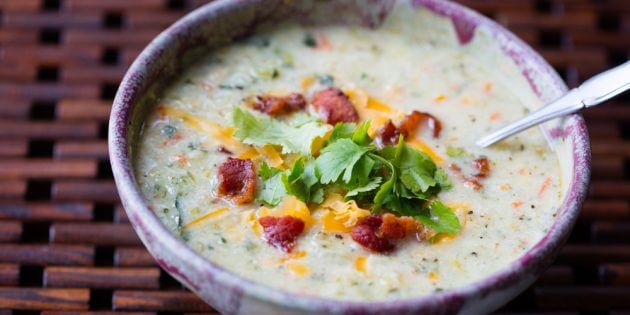 Рецепти вечері на швидку руку: суп з беконом та цвітною капустою
